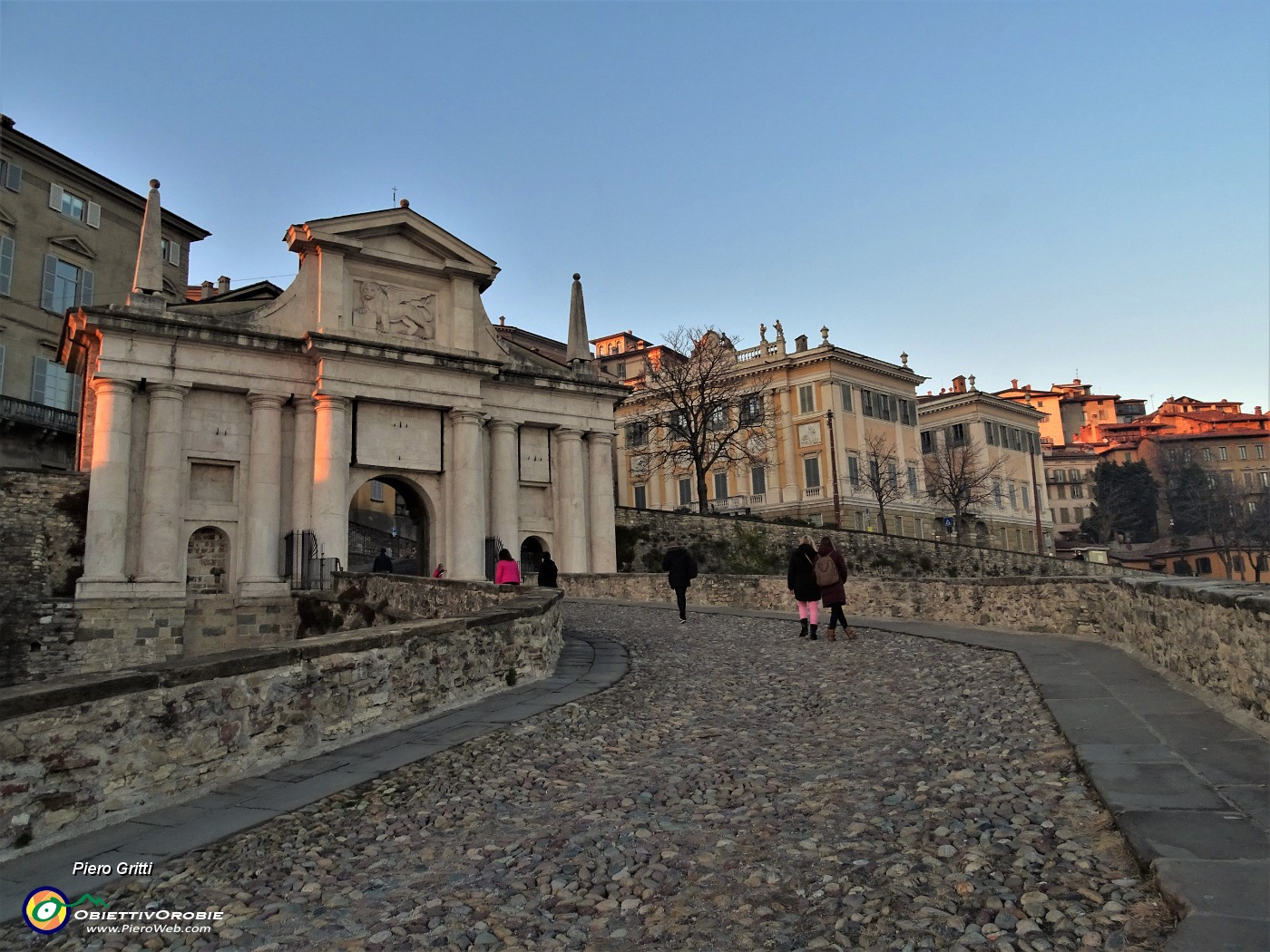 66  Porta San Giacomo nei colori del tramonto.JPG